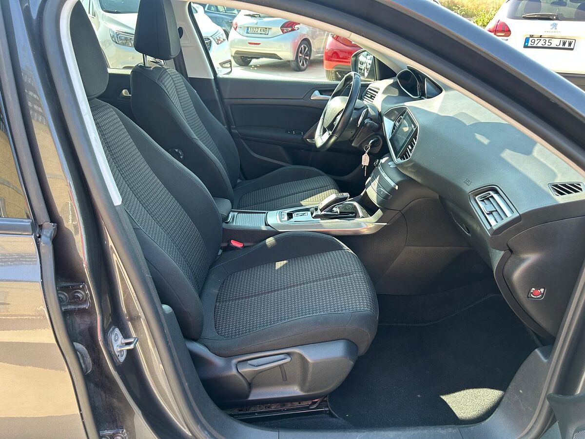 PEUGEOT 308 STYLE 1.2 E-THP AUTO SPANISH LHD IN SPAIN 64000 MILES SUPERB 2019